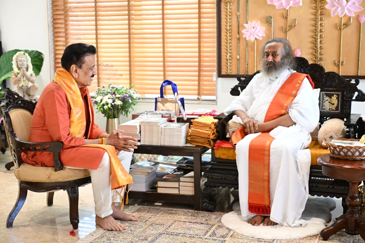 गिरीश महाजनांनी बंगळुरूत घेतली श्री श्री रविशंकर यांची भेट...  कुंभमेळ्यासाठी झाला हा महत्वाचा निर्णय...