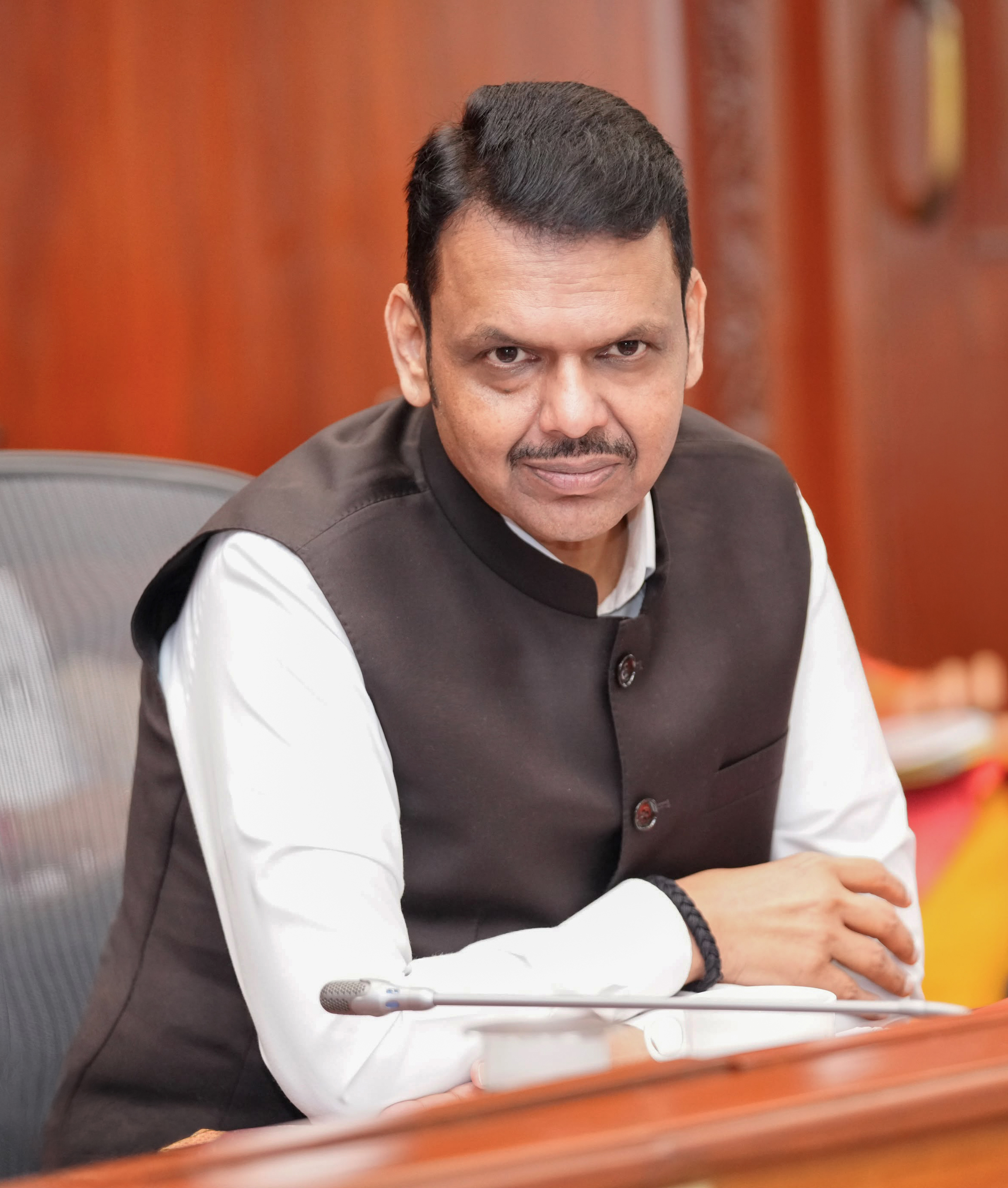 शासकीय अधिकारी-कर्मचाऱ्यांची सेवापुस्तके आता...  फडणवीस सरकारचा मोठा निर्णय...