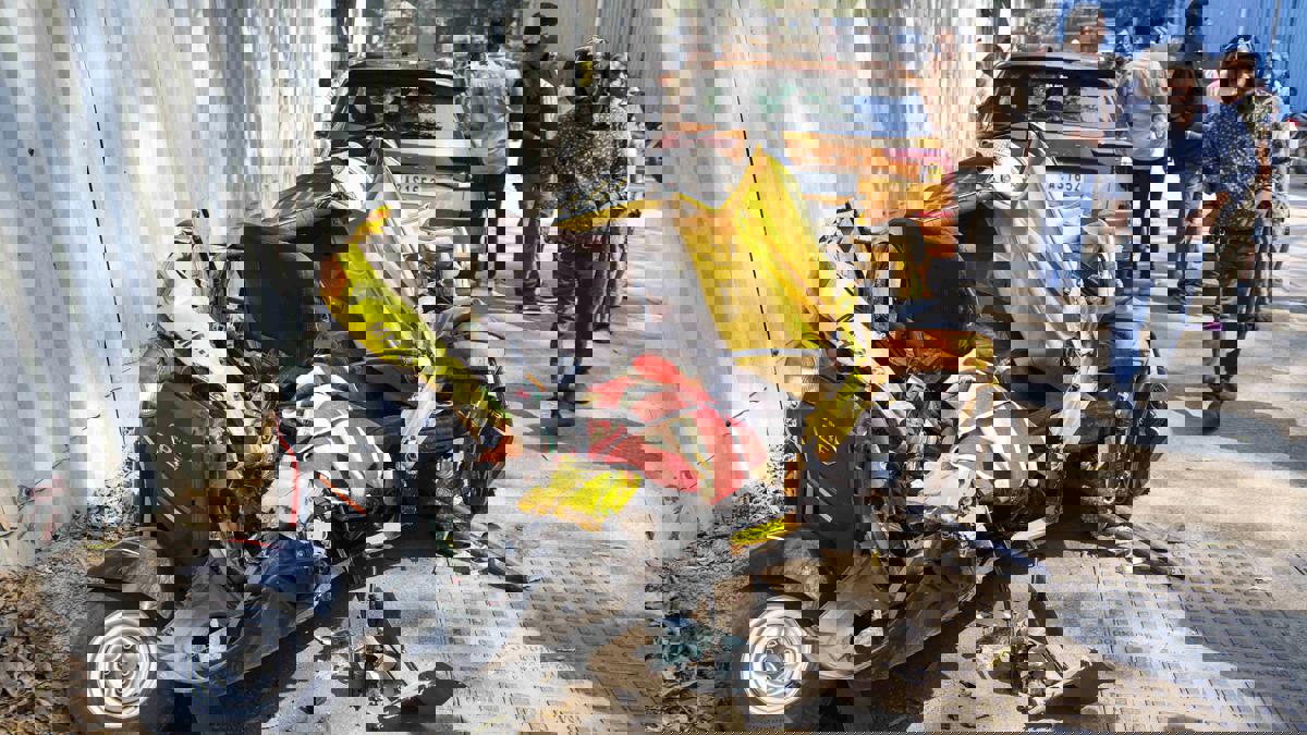 मेट्रोचा स्लॅब कोसळून रिक्षा आणि कारचा चक्काचूर...  एकाचा मृत्यू, दोघे गंभीर जखमी...