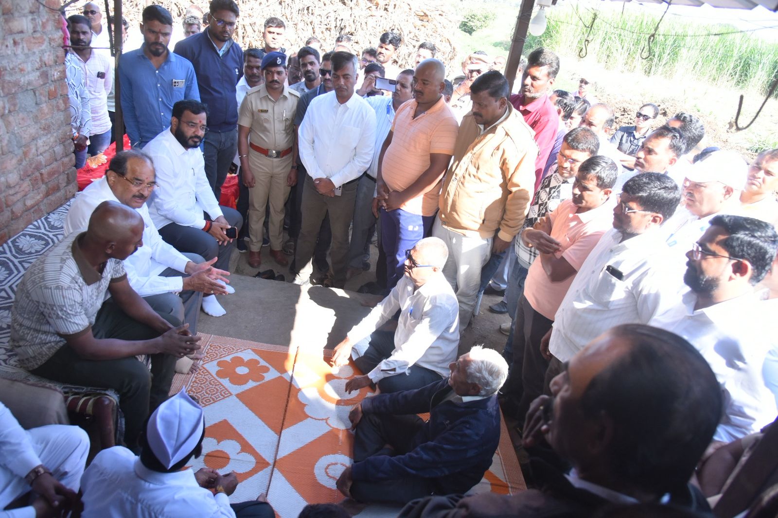 बिबट्याचा प्रादुर्भाव रोखण्यासाठी संगमनेरमध्ये आता हायटेक यंत्रणा...मृत सिद्धेश कडलगच्या कुटुंबीयांची भेट घेत पालकमंत्र्यांनी केले सांत्वन...