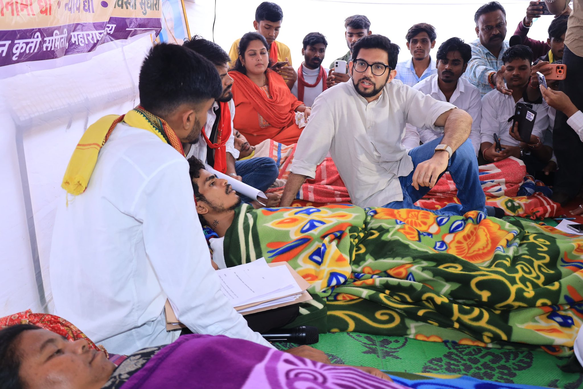 नाशकात आदिवासी आंदोलकांच्या भेटीला आदित्य ठाकरे, अभिजित दीपके...  काय चर्चा झाली? काय ठरले?