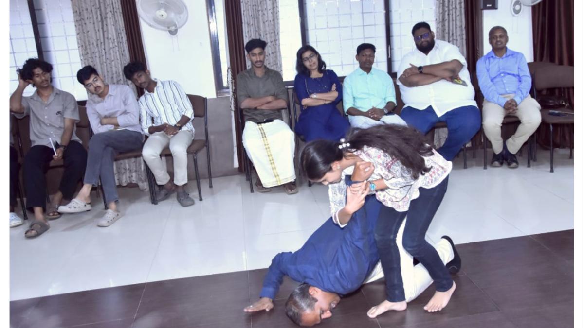 धिप्पाड युवकाला जेव्हा ८ वीची विद्यार्थिनी अक्षरशः लोळवते...