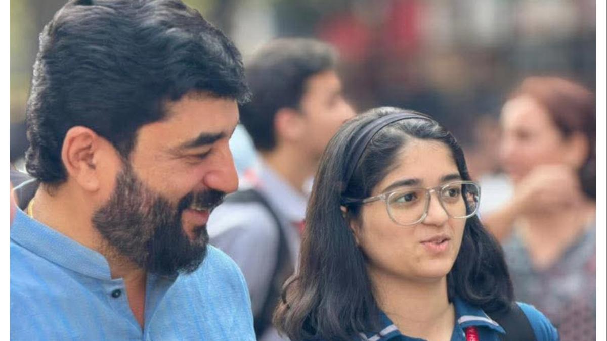 हळवा पिता... लेक सौम्याच्या १० वीच्या परीक्षेसाठी केंद्रीय मंत्री मोहोळ भावूक...