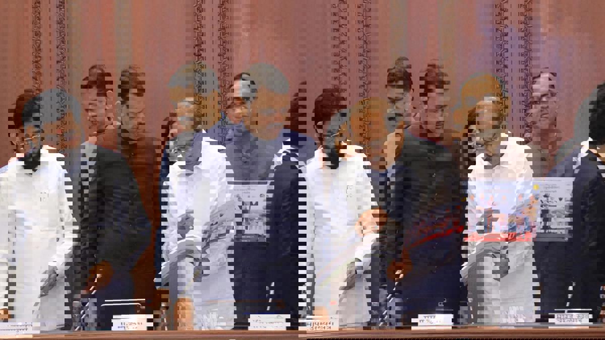 जलसंपदा विभागाचे 'रिपोर्ट कार्ड' मुख्यमंत्र्यांना सादर... अहवाल देणारे विखे पाटील ठरले पहिले मंत्री...