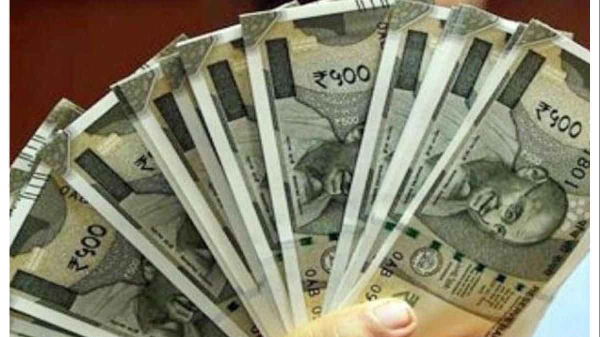 लाच घेतली ३० हजारांची, पण घरात सापडल्या नोटाच नोटा... उपसंचालक की कुबेराचा अवतार? (बघा व्हिडीओ)