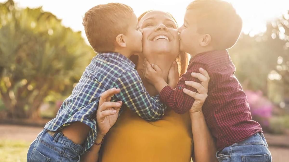 महिला दिन : आईने मुलाला समानतेची दीक्षा देण्याचा दिवस