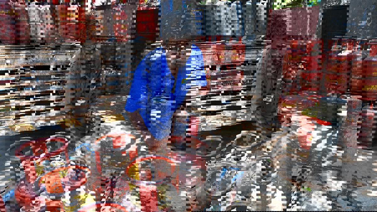 नाशकात गॅस सिलेंडरसाठी नागरिकांची एजन्सींवर तोबा गर्दी... अखेर जिल्हाधिकाऱ्यांनी दिले हे निर्देश...