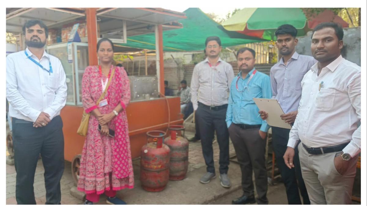 एमआयडीसी परिसरातून ९ घरगुती गॅस सिलिंडर जप्त... भरारी पथकाची धडक कारवाई...