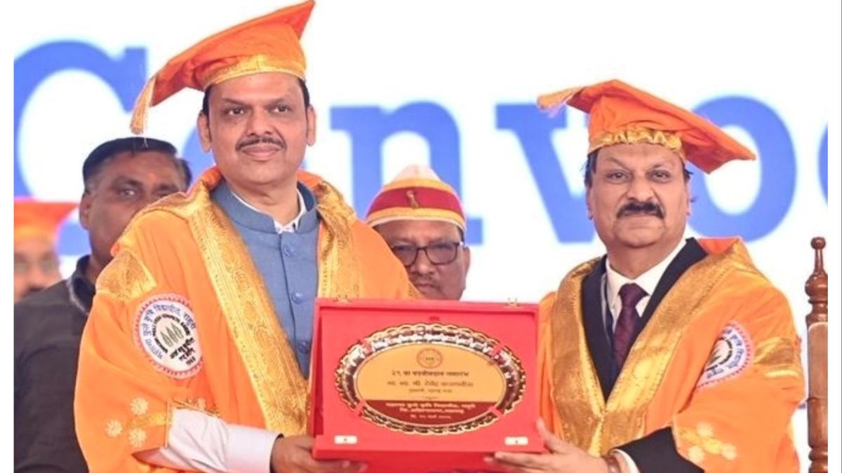 देवेंद्र फडणवीस तिसऱ्यांदा डॉक्टर... या विद्यापीठाने दिली मानद पदवी...