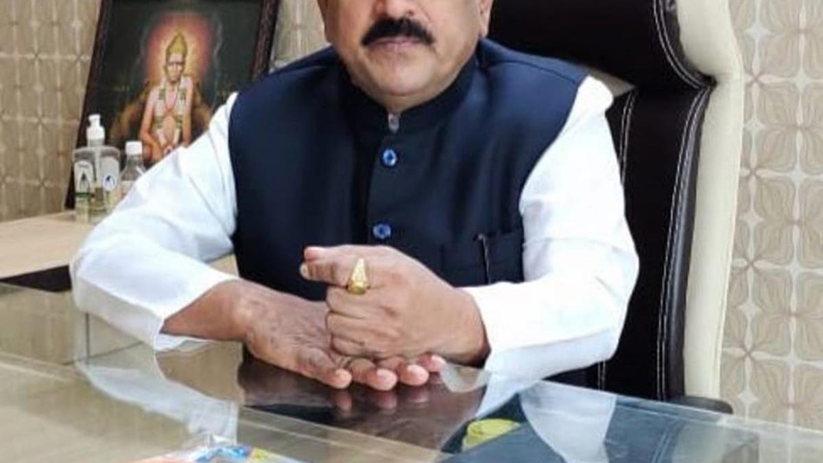 सेलिब्रिटींचे भविष्य सांगणारा 'कॅप्टन' अशोक खरात जेरबंद...  महिला अत्याचाराचे ५८ आक्षेपार्ह व्हिडिओ...