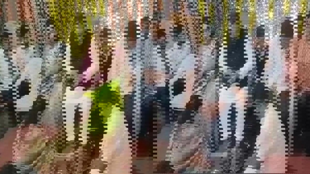 महिला आयोगाच्या अध्यक्षाच भोंदू बाबाच्या चरणी? रुपाली चाकणकरांकडून खरातची 'पाद्यपूजा' 