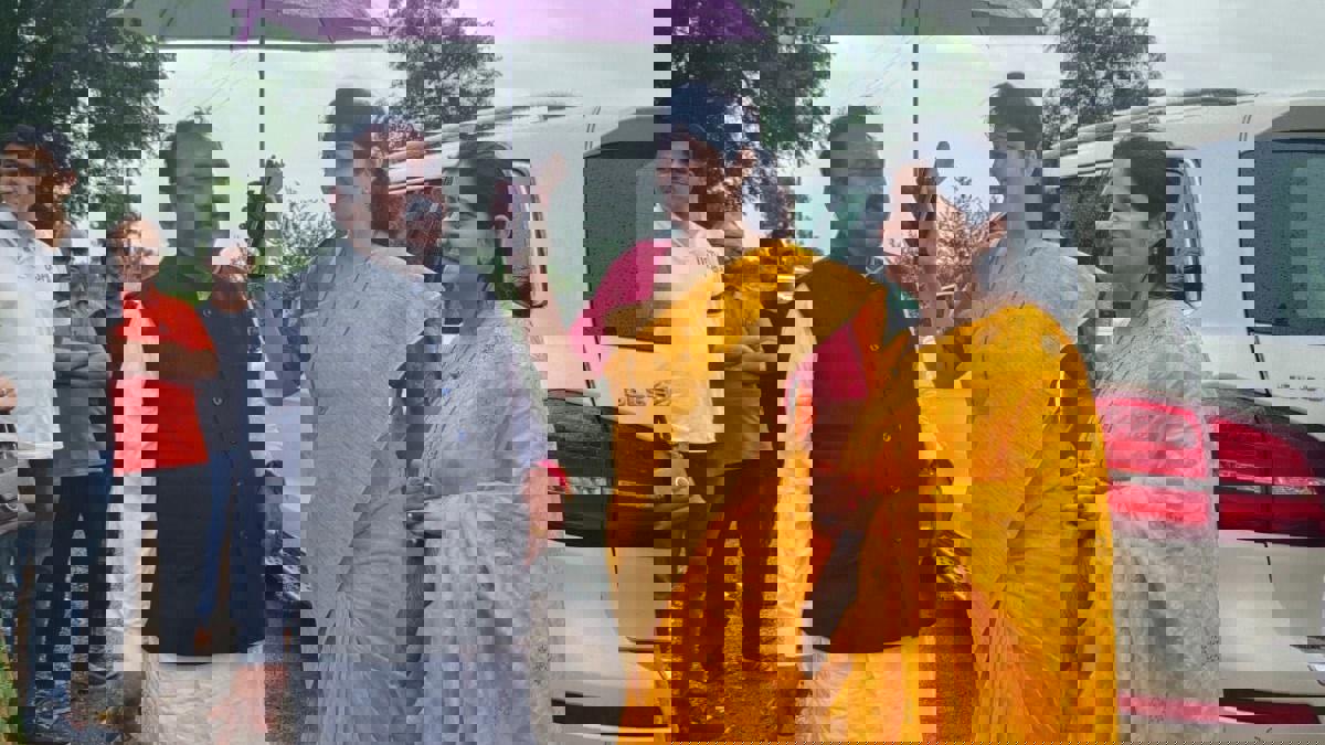 'भोंदू' खरातच्या पाद्यपूजेचा फोटो व्हायरल...  रुपाली चाकणकरांचे अखेर मौन सुटले... म्हणाल्या...