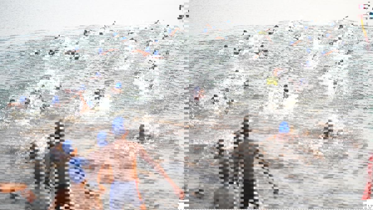 वालदेवीच्या लाटांवर नाशिकचा थरार...  चिमुरड्यांपासून ७० वर्षांच्या ज्येष्ठांपर्यंत सर्वांचीच पाण्यात झेप...