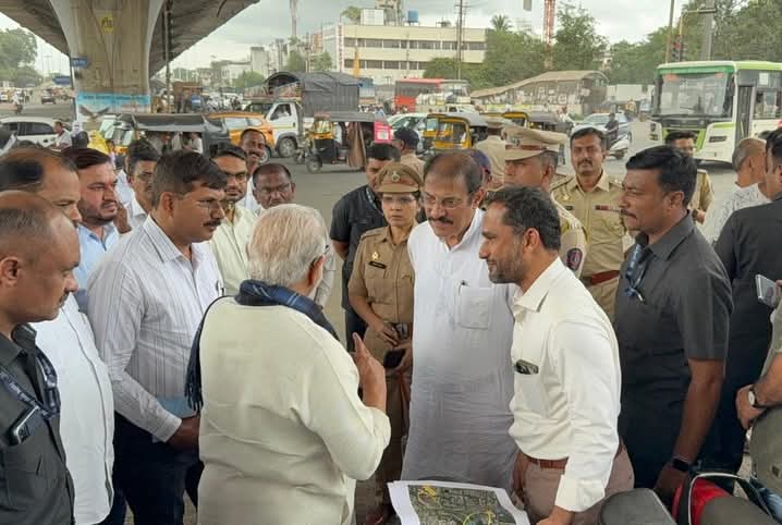 नाशिक शहरातील द्वारका चौक होणारा वाहतूक कोंडी मुक्त