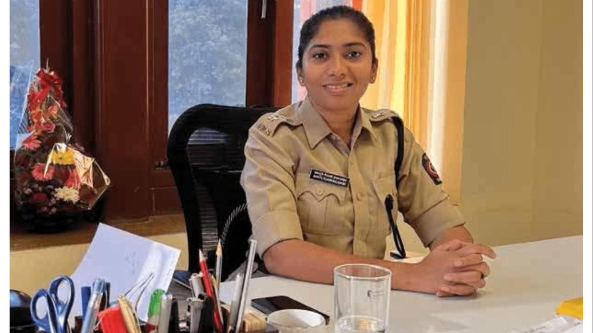 भोंदू बाबा अशोक खरातच्या 'काळ्या' साम्राज्याचा पर्दाफाश करणाऱ्या डॅशिंग IPS तेजस्वी सातपुते आहेत तरी कोण?