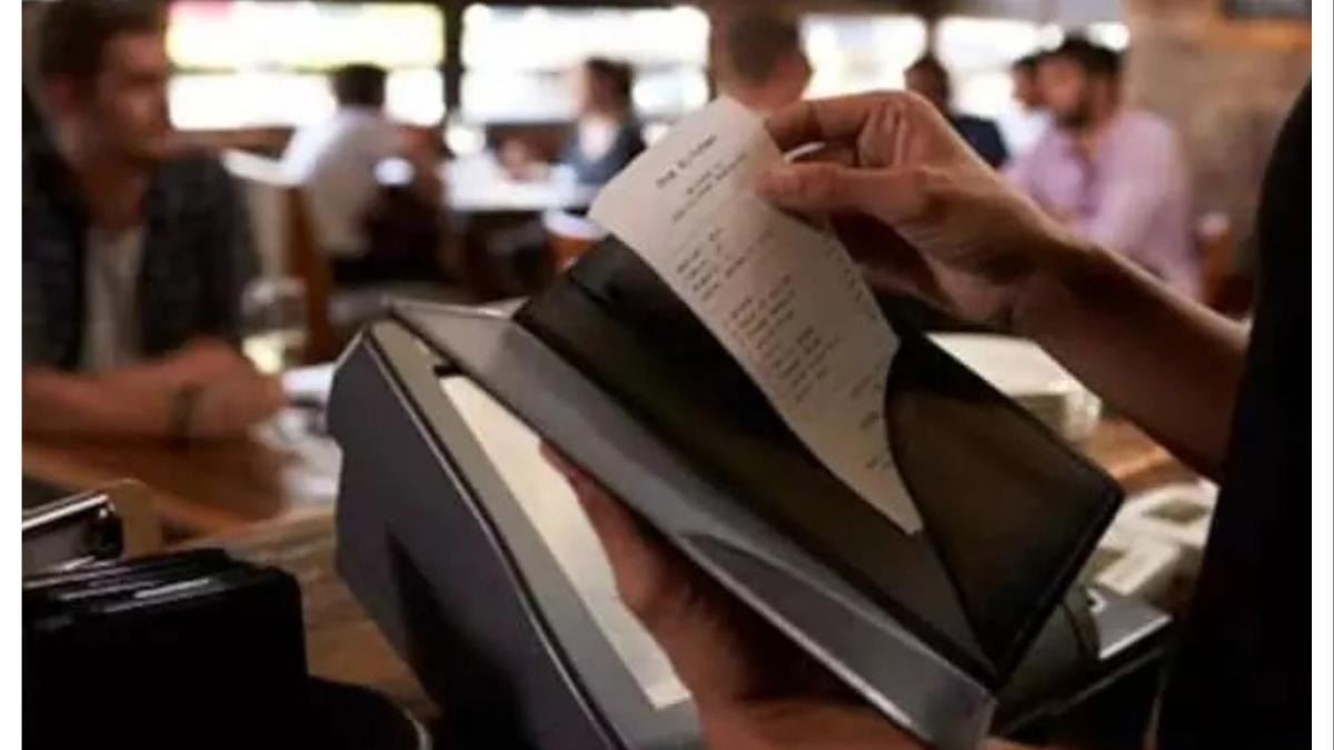 हॉटेलच्या बिलात 'गॅस शुल्क' लावले तर खैर नाही...  ग्राहकांची लूट करणाऱ्या हॉटेल्सना केंद्र सरकारचा दणका...