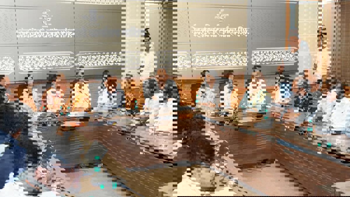 पेट्रोल-डिझेल आणि गॅस पुरवठा... मंत्री गिरीश महाजन यांनी तातडीने घेतली बैठक...