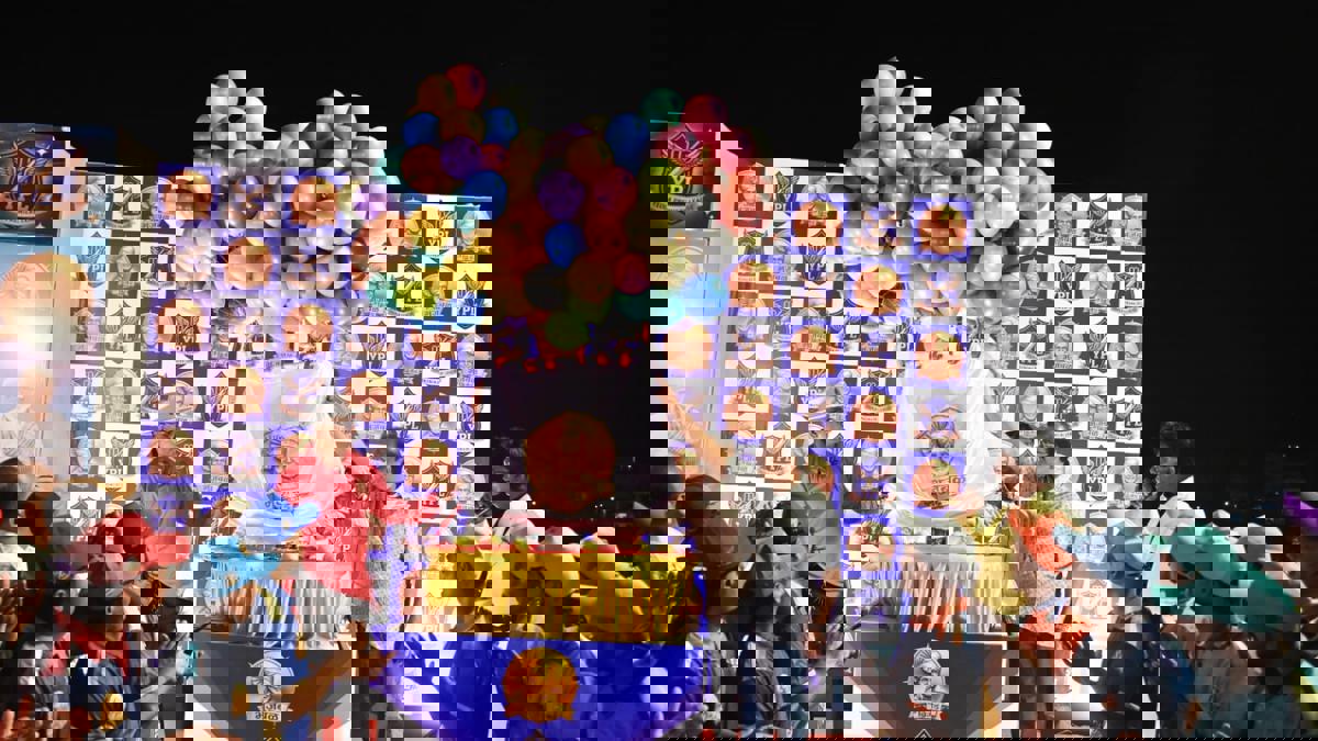 भुजबळ ब्रिगेड आयोजित येवला प्रीमियर लीगचे दिमाखात उद्घाटन...  ‘सारेगमप’ फेम श्वेता दांडेकर यांच्या सुरेल गाण्यांवर थिरकले येवलेकर....