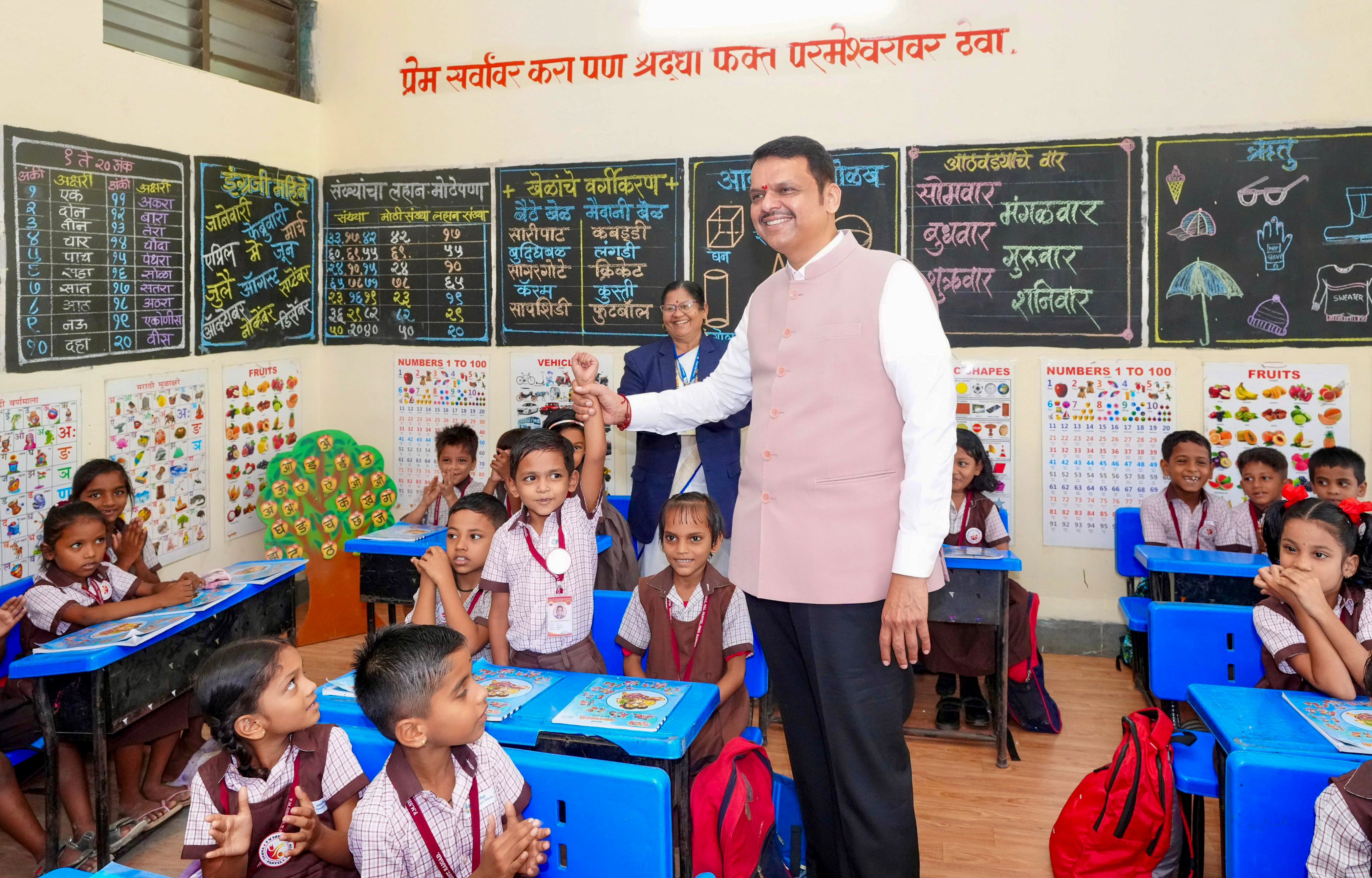 चौथीच्या विद्यार्थिनीने घेतली थेट मुख्यमंत्र्यांची मुलाखत...  काय उत्तरे दिली? (बघा व्हिडिओ)