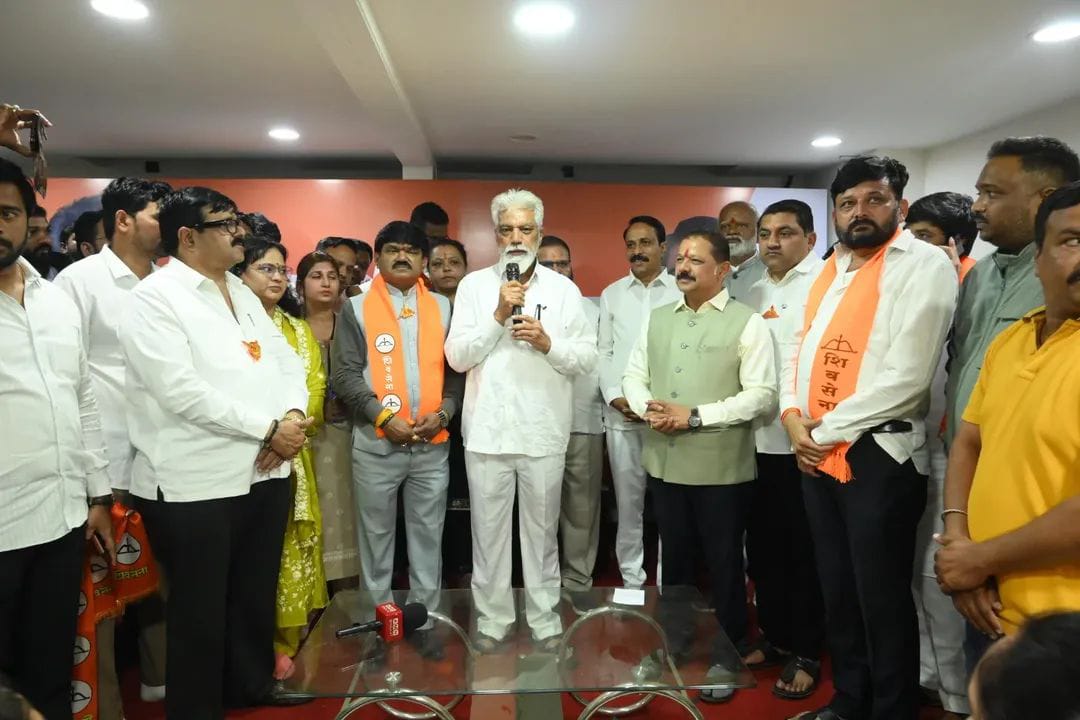 माजी महापौरांसह हे नेते शिंदे गटात... पक्ष प्रवेशाची लाट कायम...