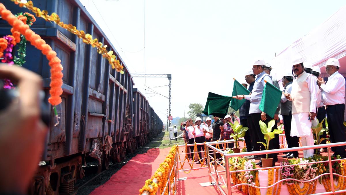 वीजेचे दर आणखी कमी होणार... देवेंद्र फडणवीस यांची माहिती...