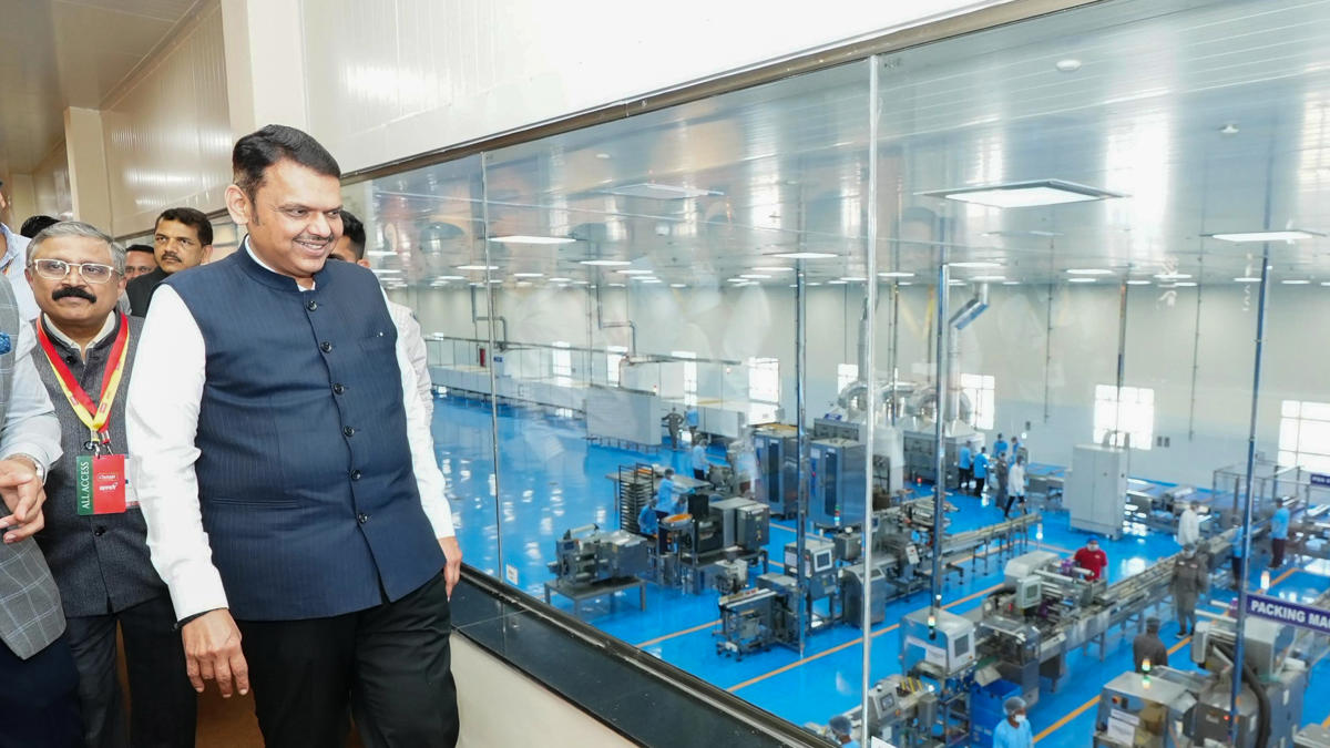 तुमची आवडती मिठाई कशी बनते?  आता स्वतः डोळ्यांनी पहा... असे आहे चितळे बंधूंचे 'रांजे व्हिजन पार्क'...