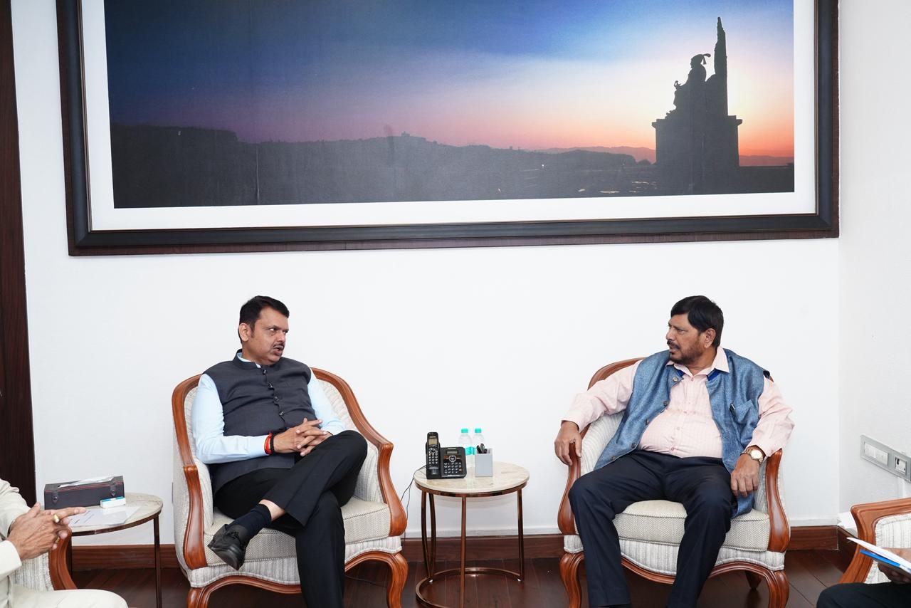 नाराज रामदास आठवलेंनी घेतली मुख्यमंत्री देवेंद्र फडणवीस यांची भेट... त्यानंतर जाहीर केला हा मोठा निर्णय..