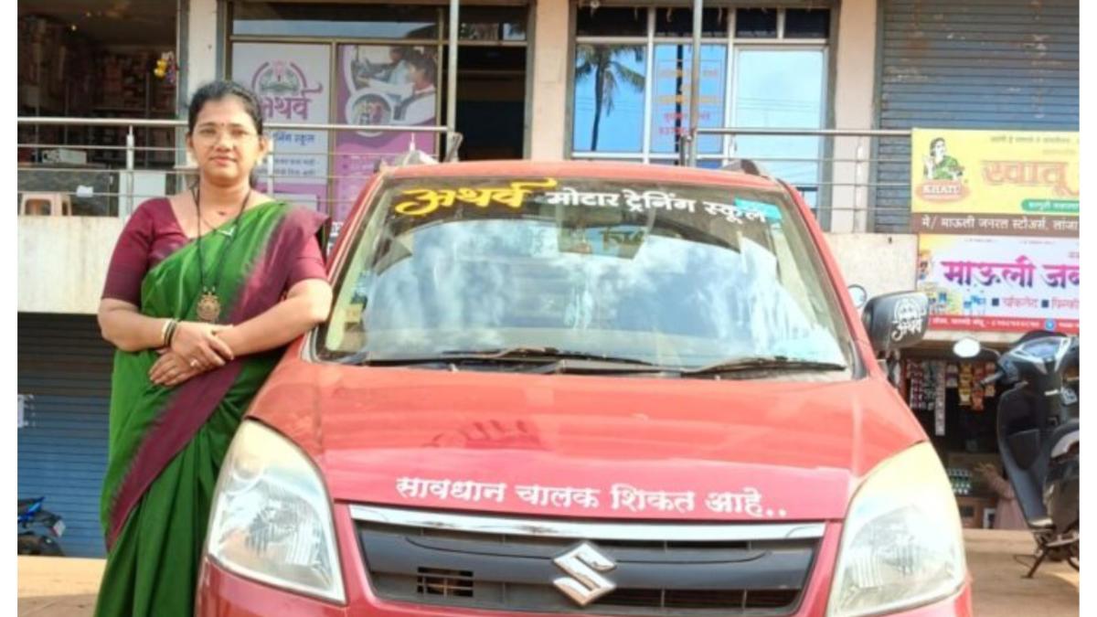 सायकलही न चालवणाऱ्या महिला आता हाताळतायत स्टेअरिंग...  छाया गांगण यांचा थक्क करणारा यशस्वी प्रवास...