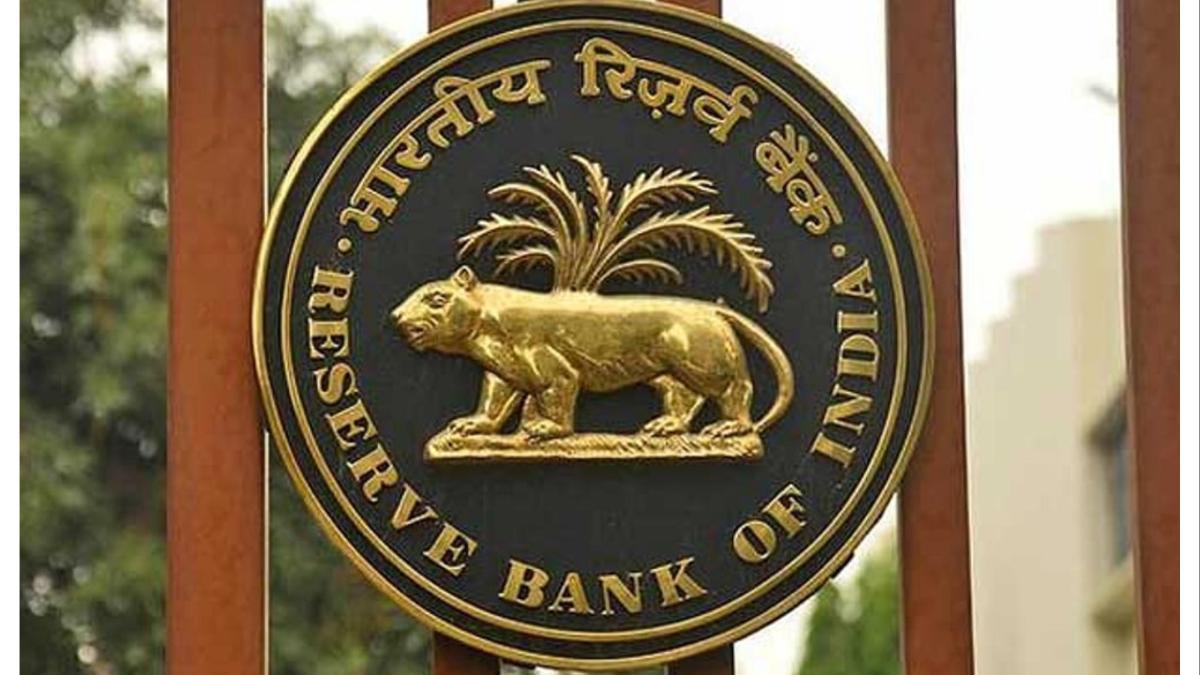 सावधान...  तुमच्या बँक खात्याशी संबंधित RBI चा मोठा निर्णय... आता 'असा' होणार व्यवहार...