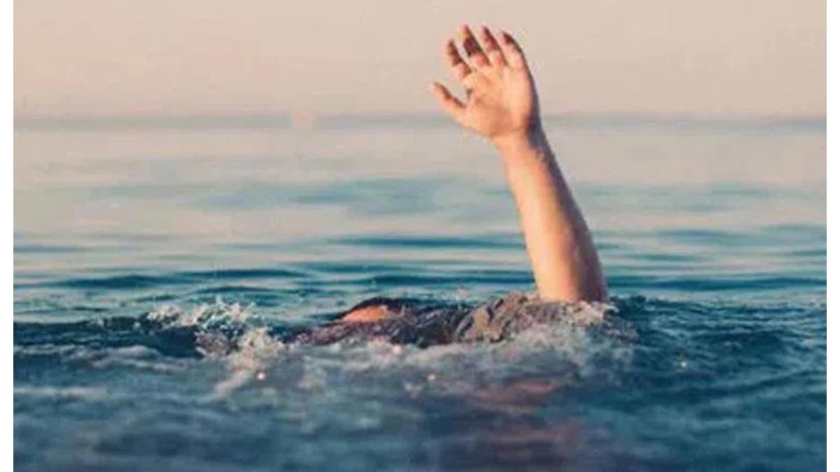 अरेरे...  नाल्याच्या खड्ड्यात चार चिमुकले बुडाले...  जिल्हाधिकारी, मनपा आयुक्तांना नोटिसा....