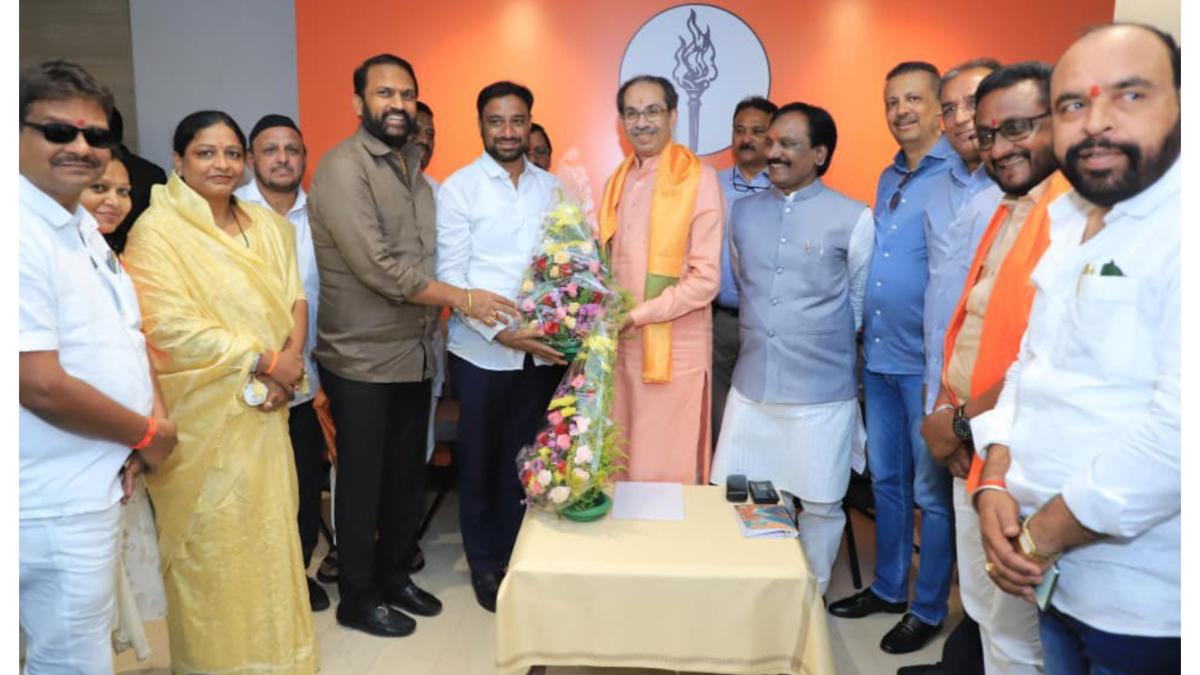 ‘मातोश्री’वरील बैठकीला या खासदाराची पुन्हा दांडी...  ठाकरे गटाची धाकधूक वाढली...