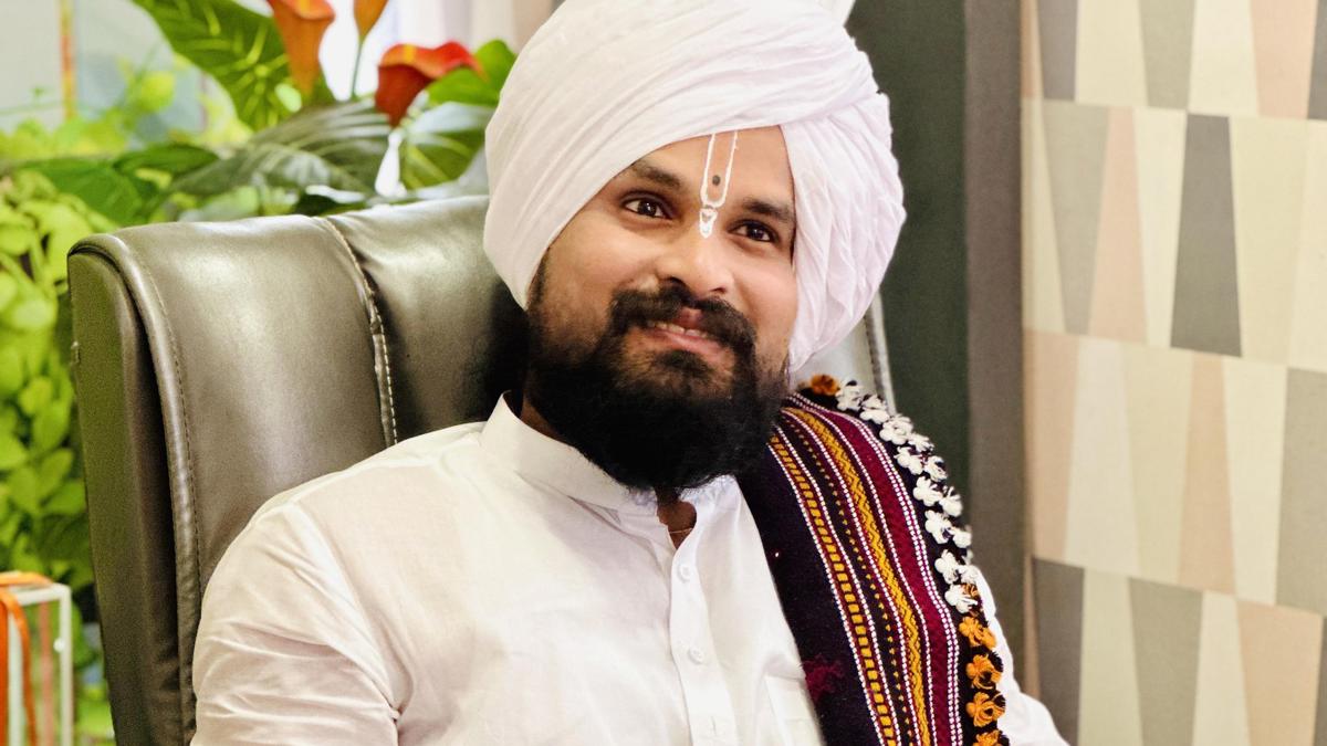 भोंदू मनोहर भोसलेचा आता मुंबईत ‘दरबार’...  व्हीआयपी भक्तांच्या उपस्थितीत गुपचूप हालचाली...