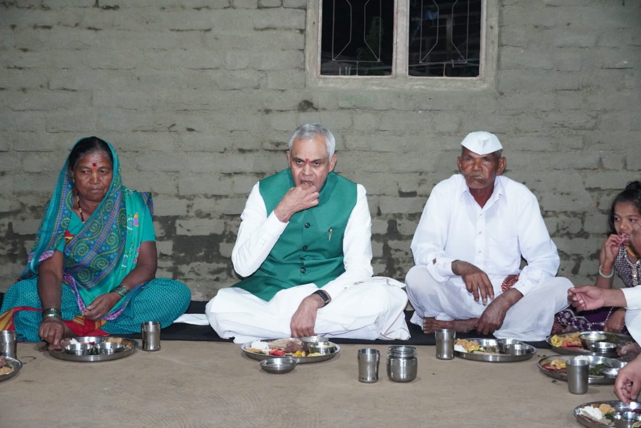 या आदिवासी कुटुंबाच्या घरी राज्यपालांनी घेतले भोजन...  हे होते खाद्य पदार्थ...