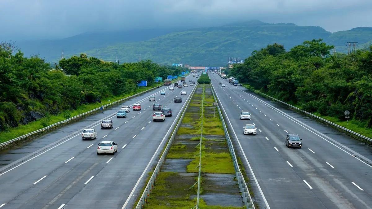 महाराष्ट्रात रस्त्यांचे जाळे विस्तारणार...   ५२७ किमीच्या या ९ महामार्गांना मिळणार गती... 