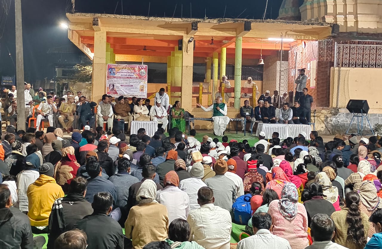 आदिवासी बांधवांनी चक्क चावडीवर मारल्या राज्यपालांशी गप्पा...