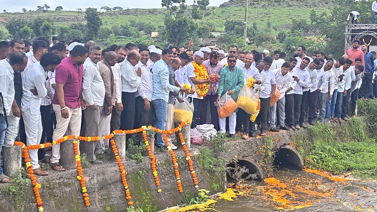 मांजरपाडा प्रकल्पाचे पाणी डोंगरगाव साठवण तलावात प्रवाही....समीर भुजबळ यांच्या हस्ते डोंगरगाव साठवण तलावात जलपूजन