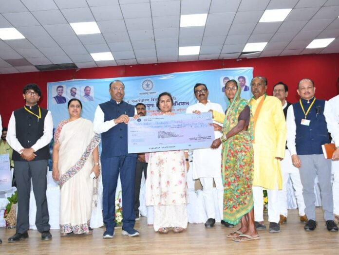 बळीराजासाठी खुशखबर...पीक कर्जावर आता हे शुल्क माफ... महसूल मंत्री बावनकुळे यांची घोषणा...