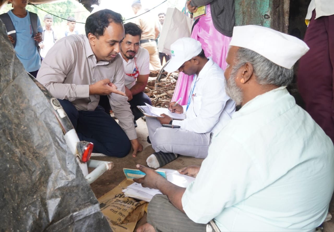 जेव्हा जिल्हाधिकारीच कातकरी वस्तीवरील घरात अचानक येतात... काय घडलं तिथं? का गेले? ग्रामस्थांनी काय केलं?