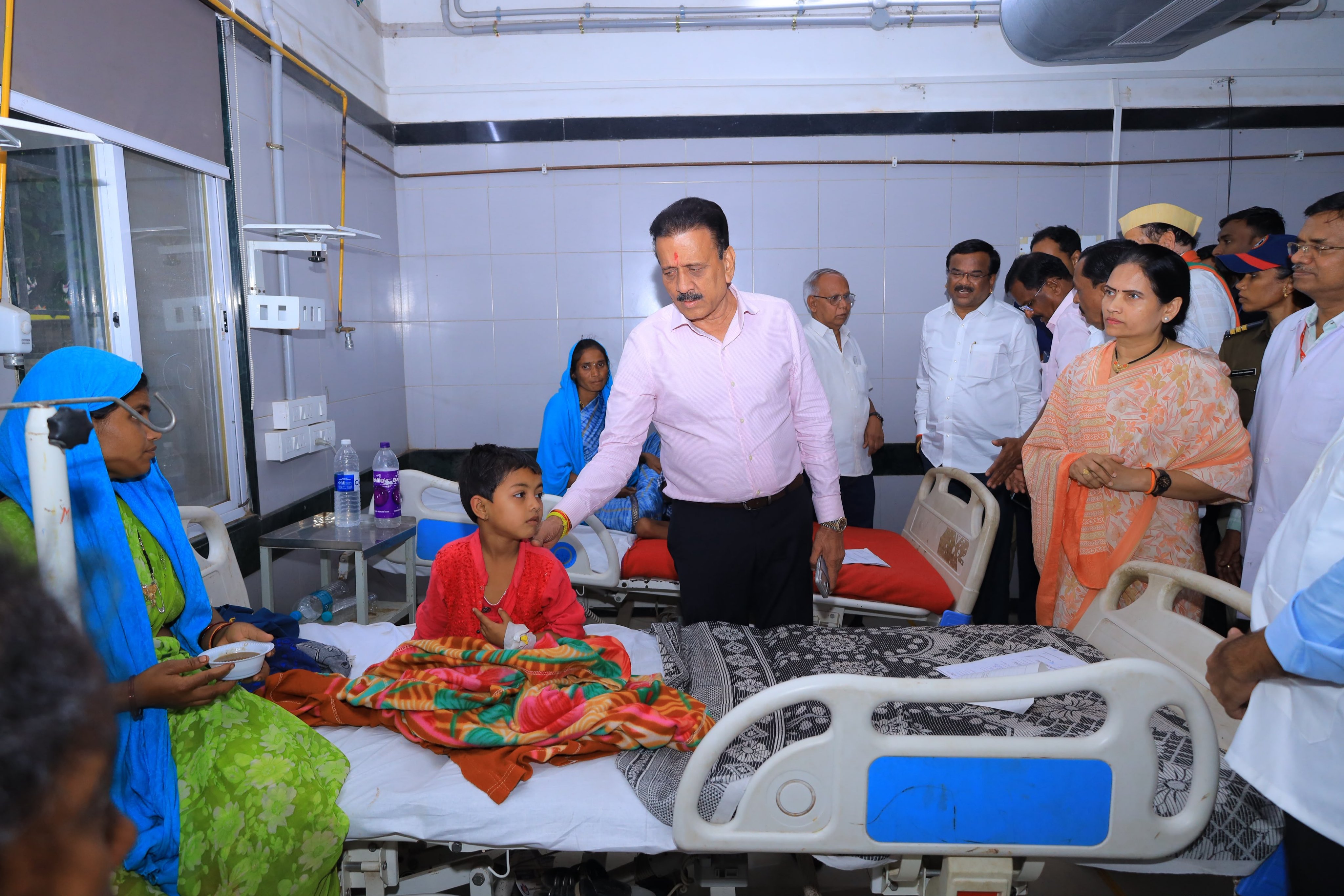 पालकमंत्री गिरीश महाजन यांची कळवण उपजिल्हा रुग्णालयास भेट...  आश्रमशाळेतील विद्यार्थ्यांना...
