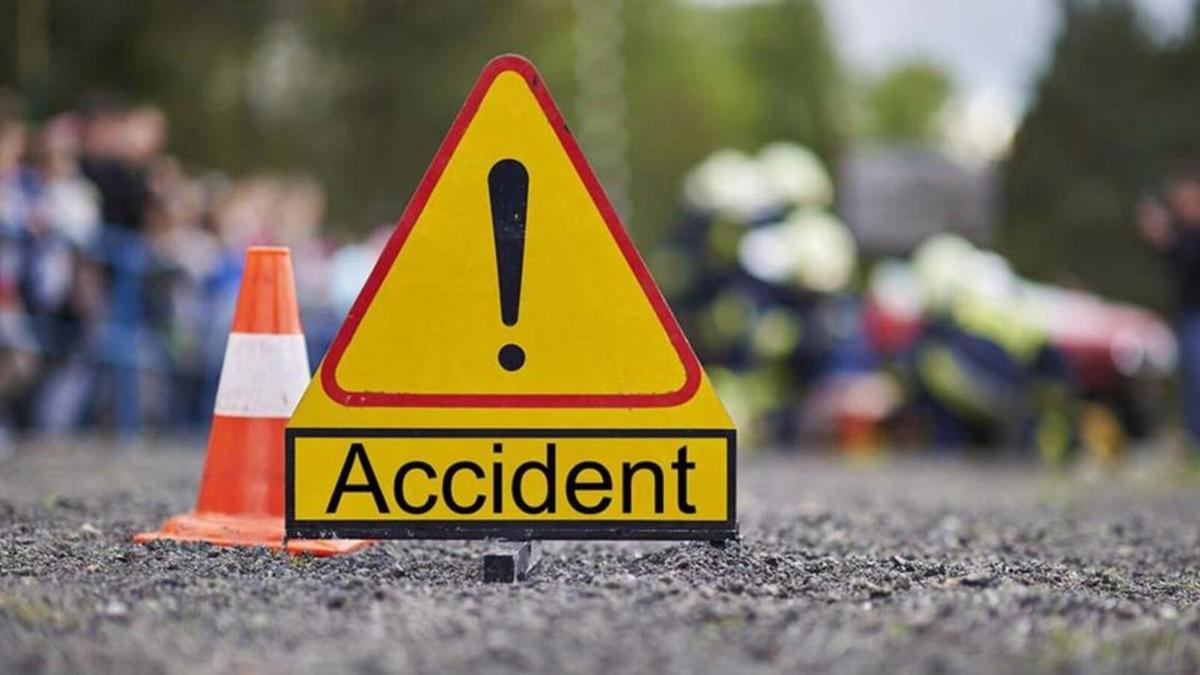 अमळनेर-धुळे रस्त्यावर काळाचा घाला...  एसटी बस, कार आणि दुचाकीचा भीषण तिहेरी अपघात... ६ जण जागीच ठार..