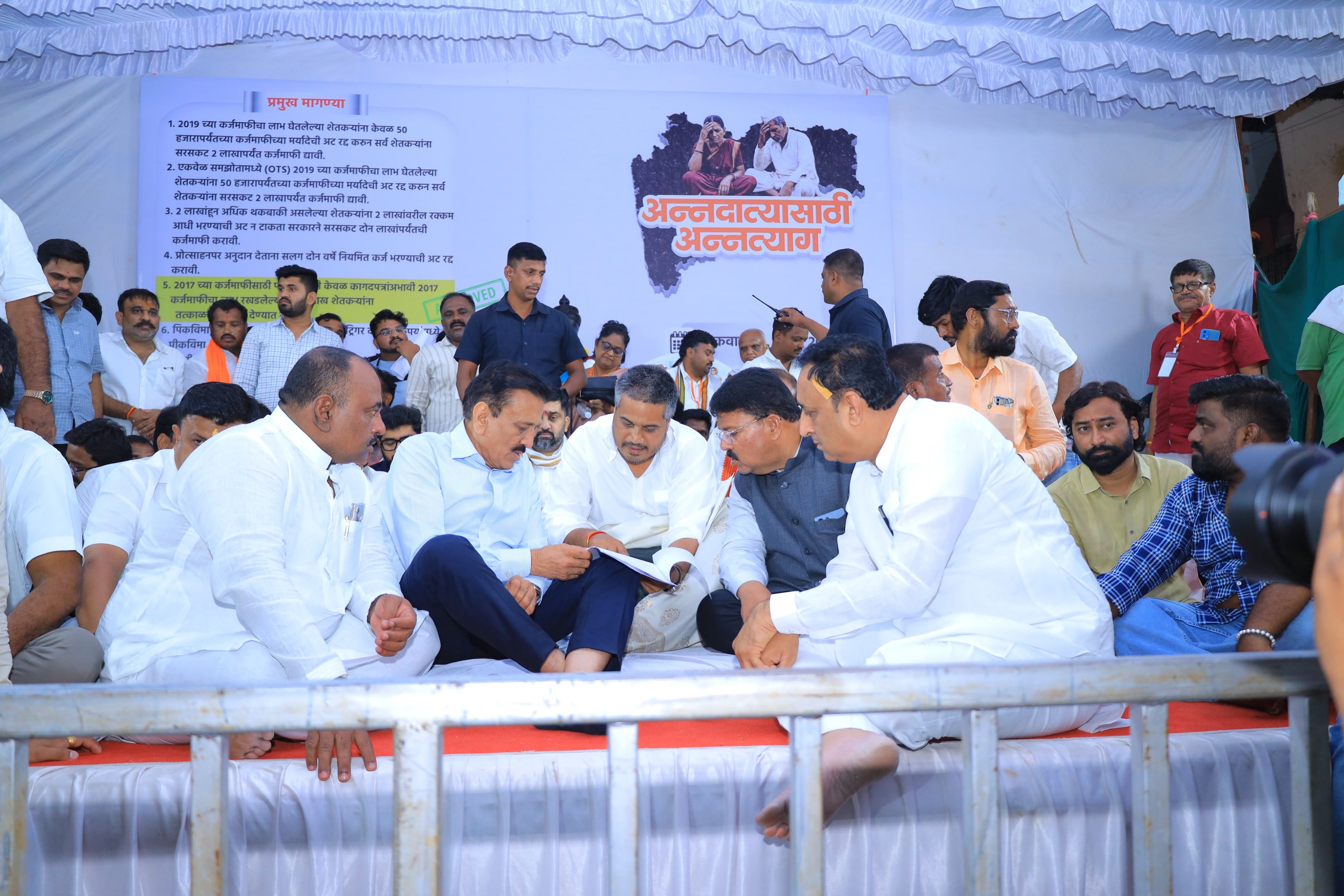 अखेर मध्यरात्री रोहित पवारांचे अन्नत्याग आंदोलन स्थगित...  शेतकरी कर्जमाफीचे काय?  सर्व मागण्या मान्य झाल्या?