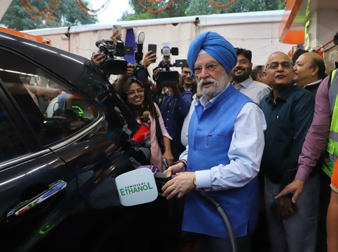इथेनॉलवर धावणार मध्यमवर्गाची गाडी... भारतातील पहिली ‘फ्लेक्स-फ्युएल’ कार आली...