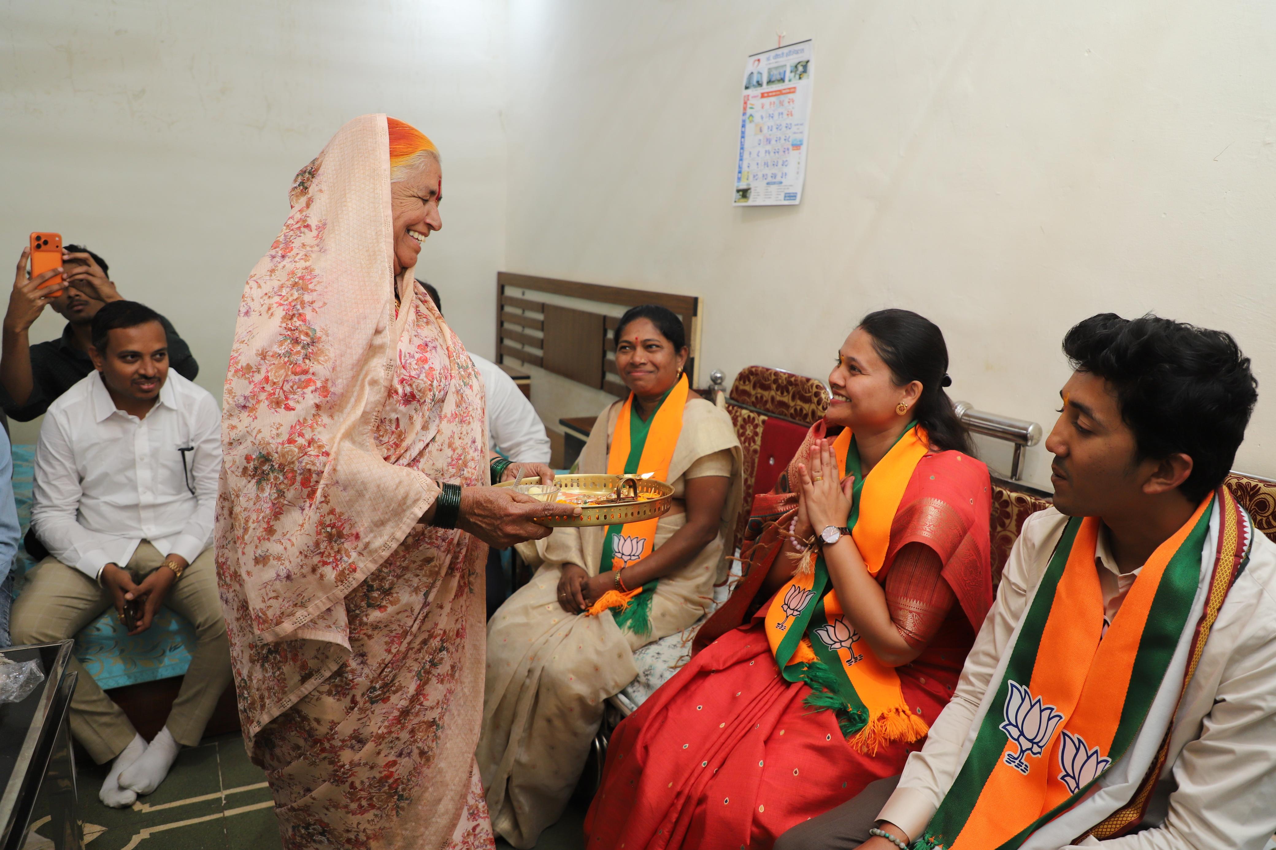 घरोघरी औक्षण, स्वागत... प्रभाग २ मध्ये ऐश्वर्या लाड-जेजूरकरांना महिलांचा उत्स्फुर्त प्रतिसाद...