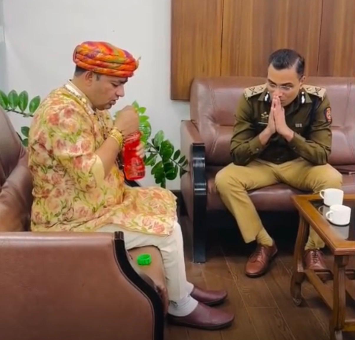 खळबळजनक... नाशिक पोलीस आयुक्तालयातच 'बोतलवाला' बाबाचा चमत्कार... आयुक्तांचा नमस्कार... नेमकं घडलं काय?  