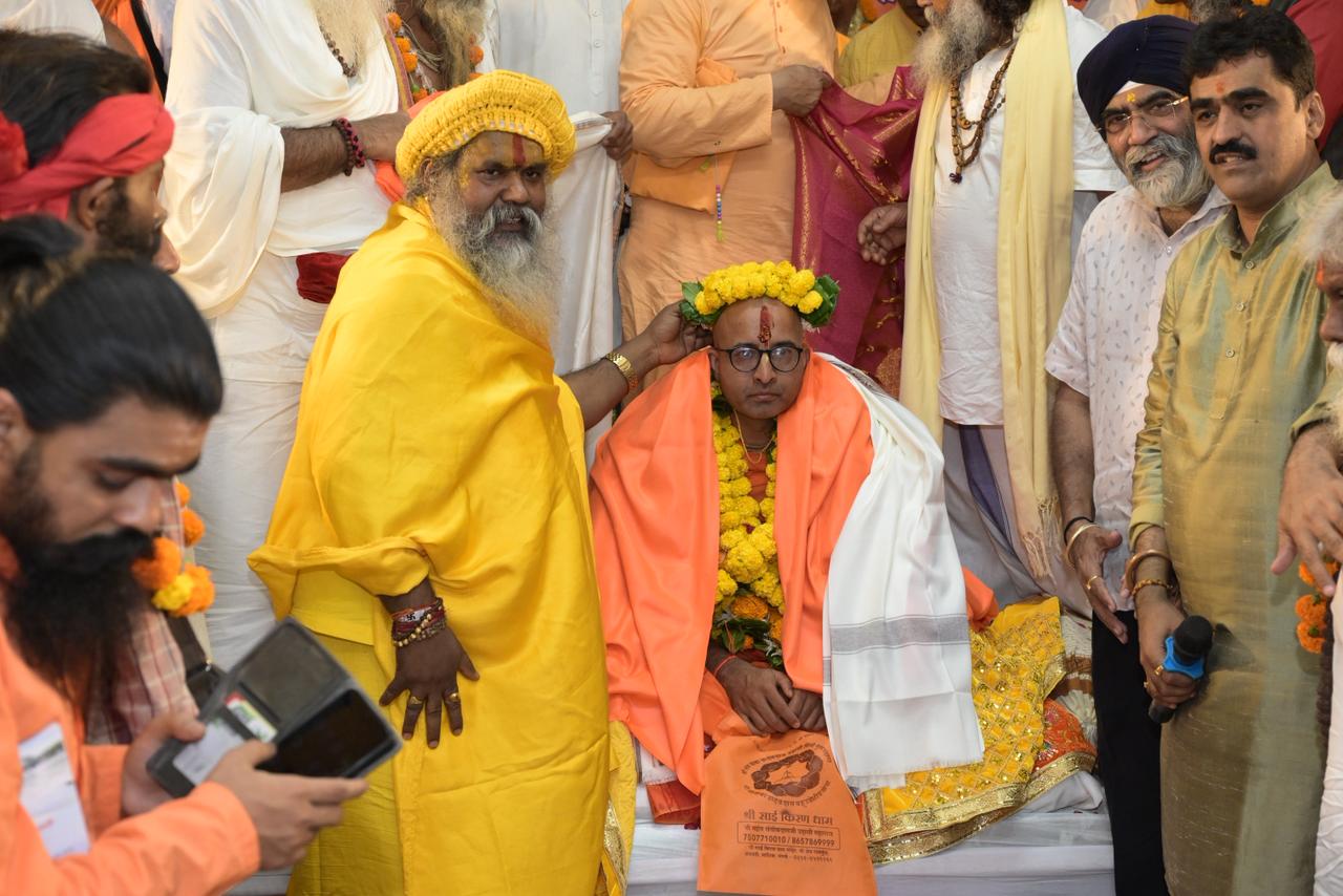 वैष्णव-शैव आखाड्यांच्या साक्षीने हे महाराज झाले महंत...  गोदाघाटावर भव्य शोभायात्रा...  रामतीर्थावर रंगला पट्टाभिषेक सोहळा...