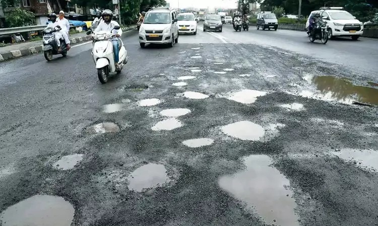 आधी रस्त्यात खड्डे होते, आता खड्ड्यांचाच रस्ता झालाय... नाशिककरांच्या संयमाचा अंत पाहू नका, उद्रेक होईल...