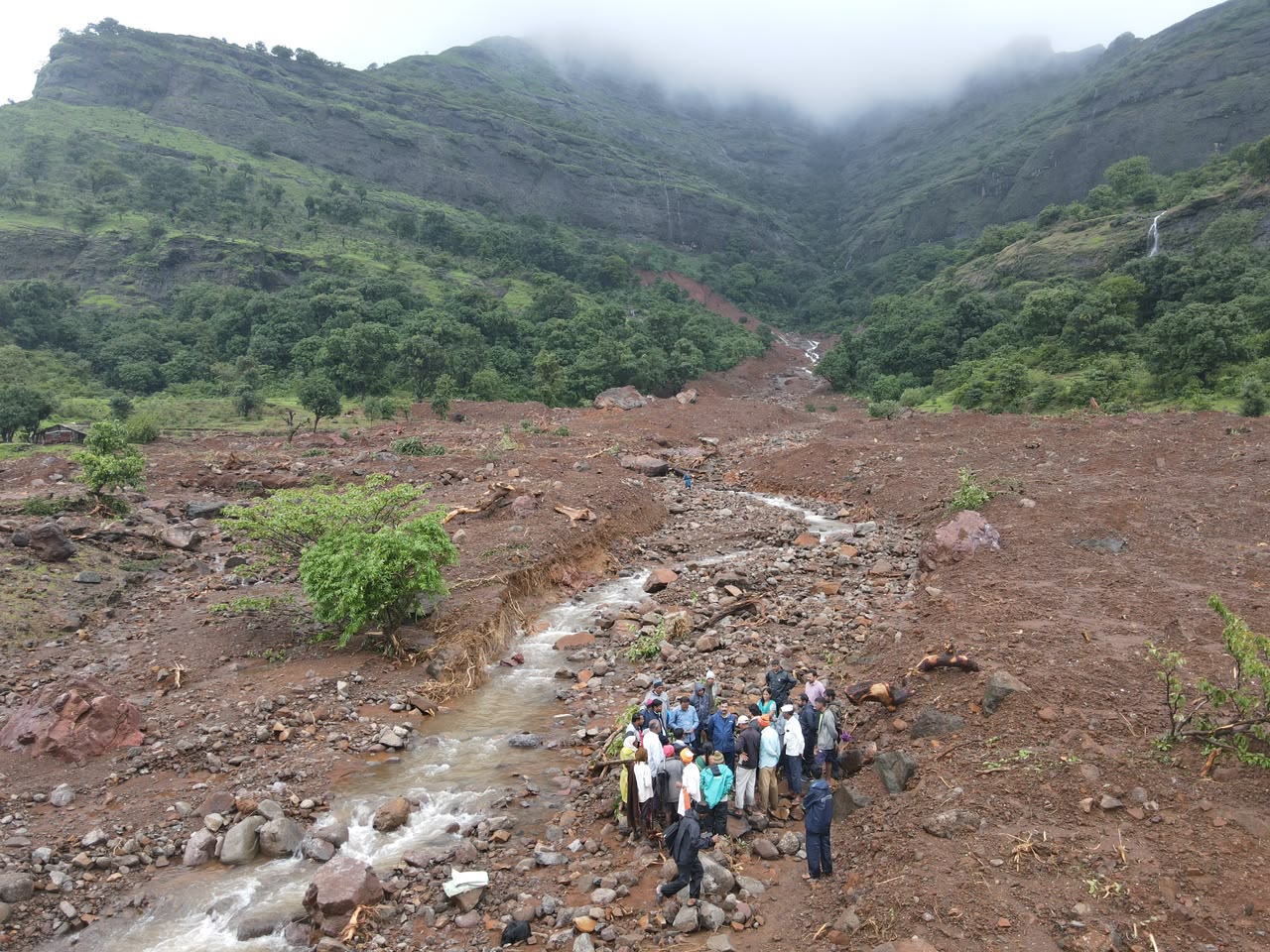 इगतपुरी तालुक्यात डोंगरच खचला...  आदिवासी शेतकऱ्यांचे पिकांसह शेतीचे मोठे नुकसान..