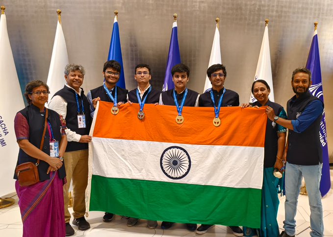 आंतरराष्ट्रीय ऑलिम्पियाडमध्ये भारतीय विद्यार्थ्यांचा सुवर्ण डंका...  मिळवली एवढी घसघशीत सुवर्णपदके...