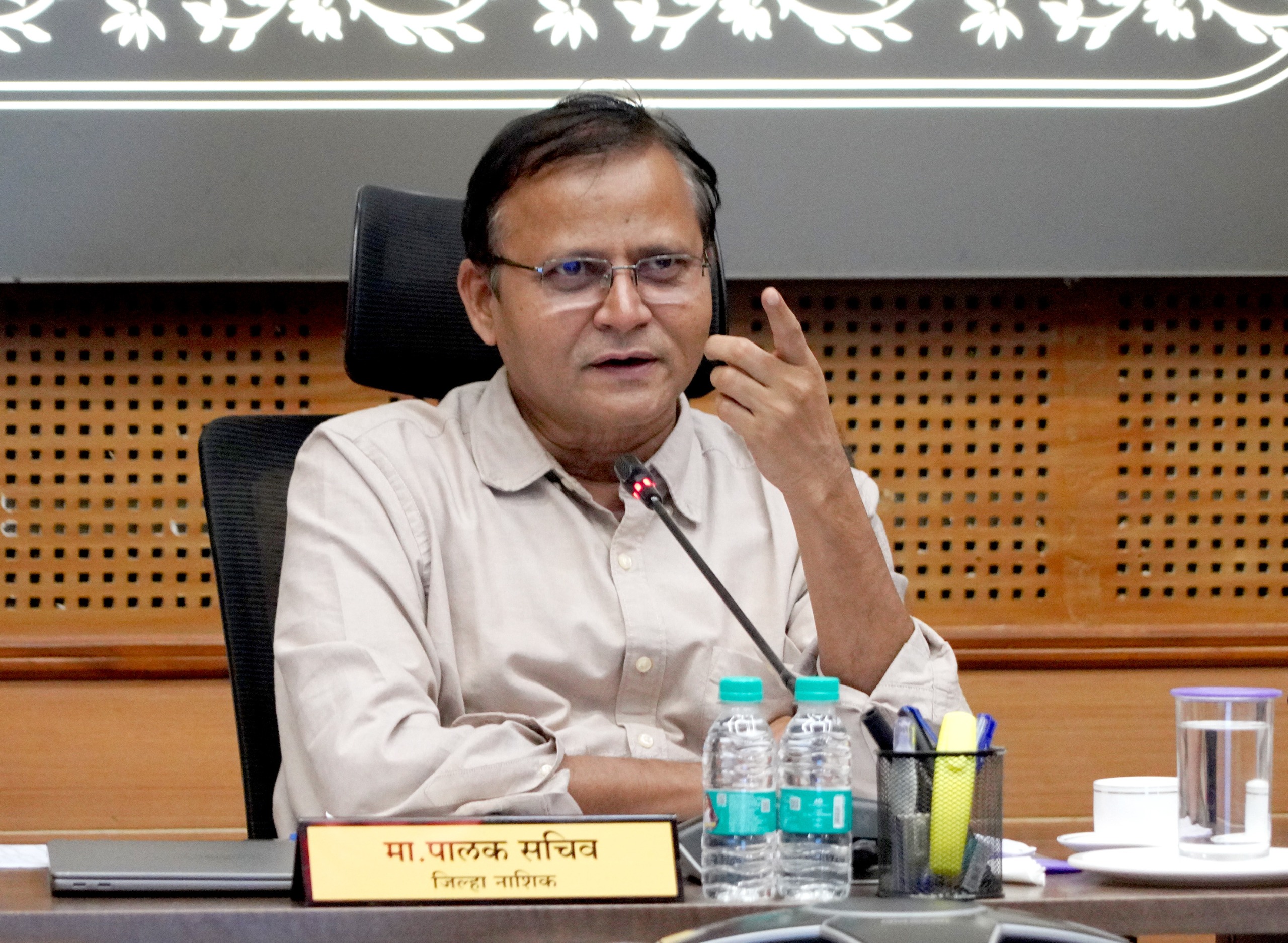 अधिकाऱ्यांनो, एसी केबिन सोडा; क्षेत्रीय भेटी द्या...  कुंभमेळा बैठकीत पालक सचिव एकनाथ डवले संतप्त...