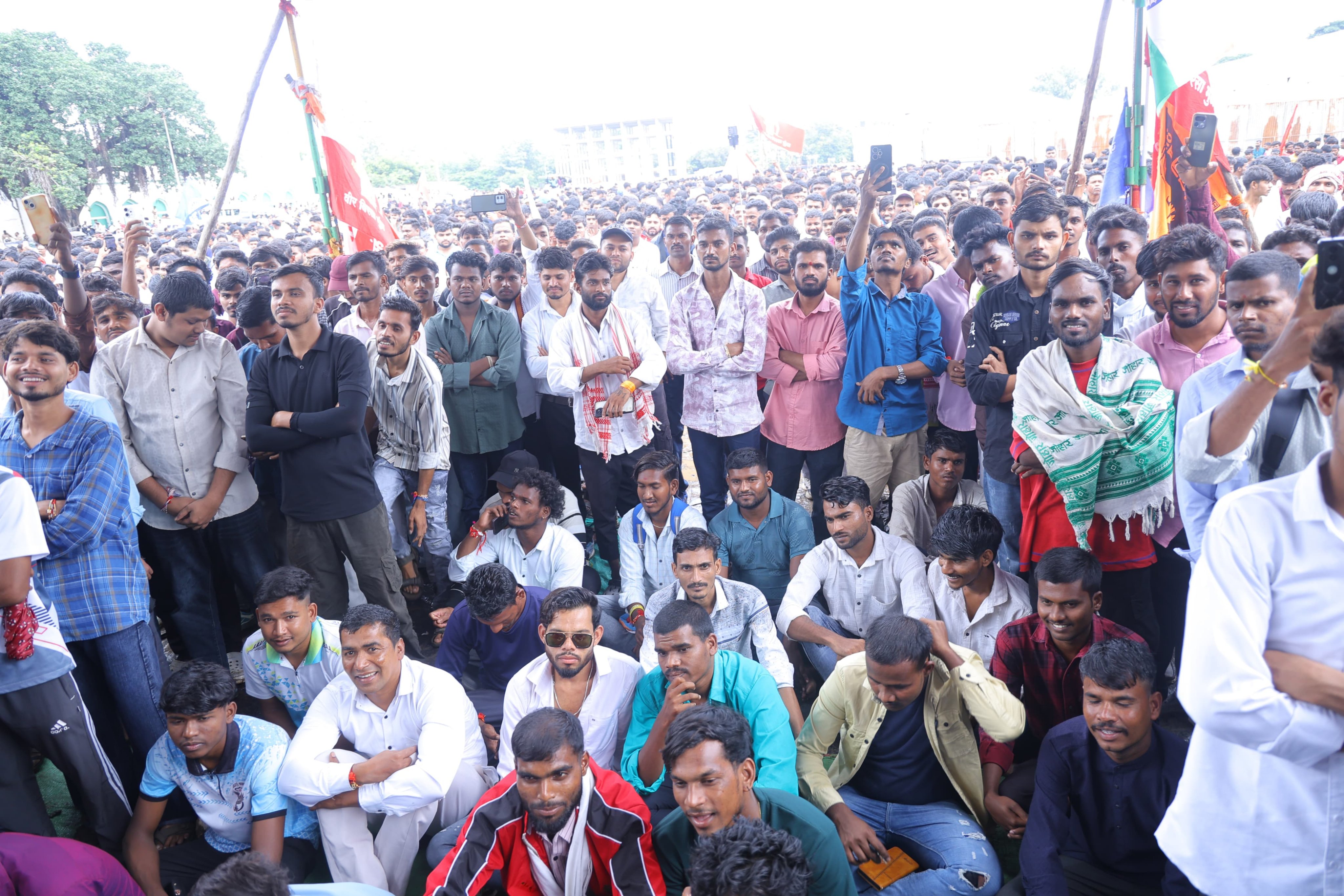 आदिवासी विद्यार्थ्यांचे नाशिकमधील उपोषण चिघळले...   काँग्रेस नेत्यांची आंदोलनस्थळी धाव...  फडणवीस सरकारवर हल्लाबोल...